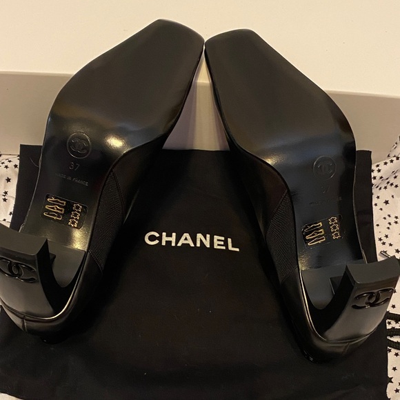 Elegant Chanel Black Ankle Boots - Picture 4 of 5